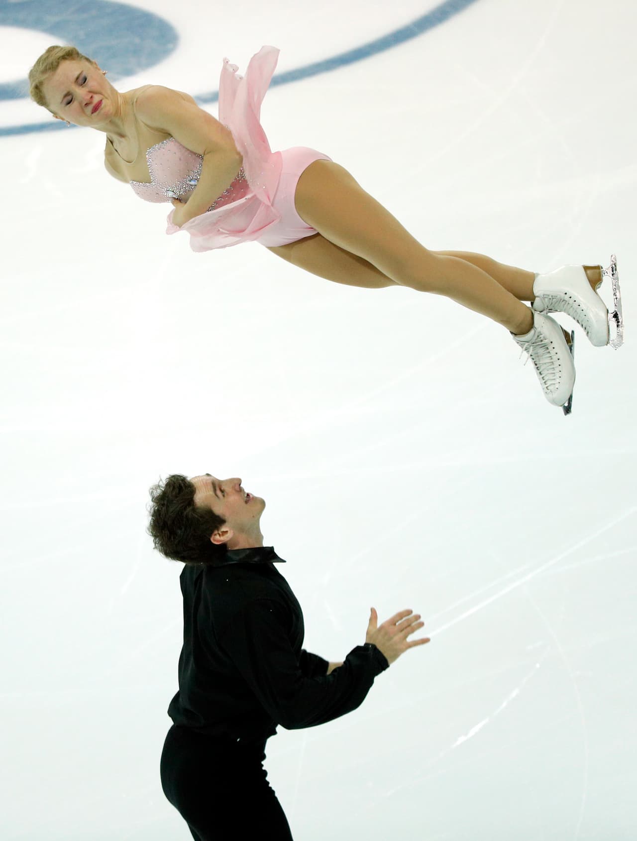 La presencia escénica y la capacidad física de las patinadoras es clave durante los ejercicios en pareja. Es allí donde la exigencia se hace mayor para lograr que con la fuerza y coordinación con sus compañeros se logren presentaciones espectaculares.