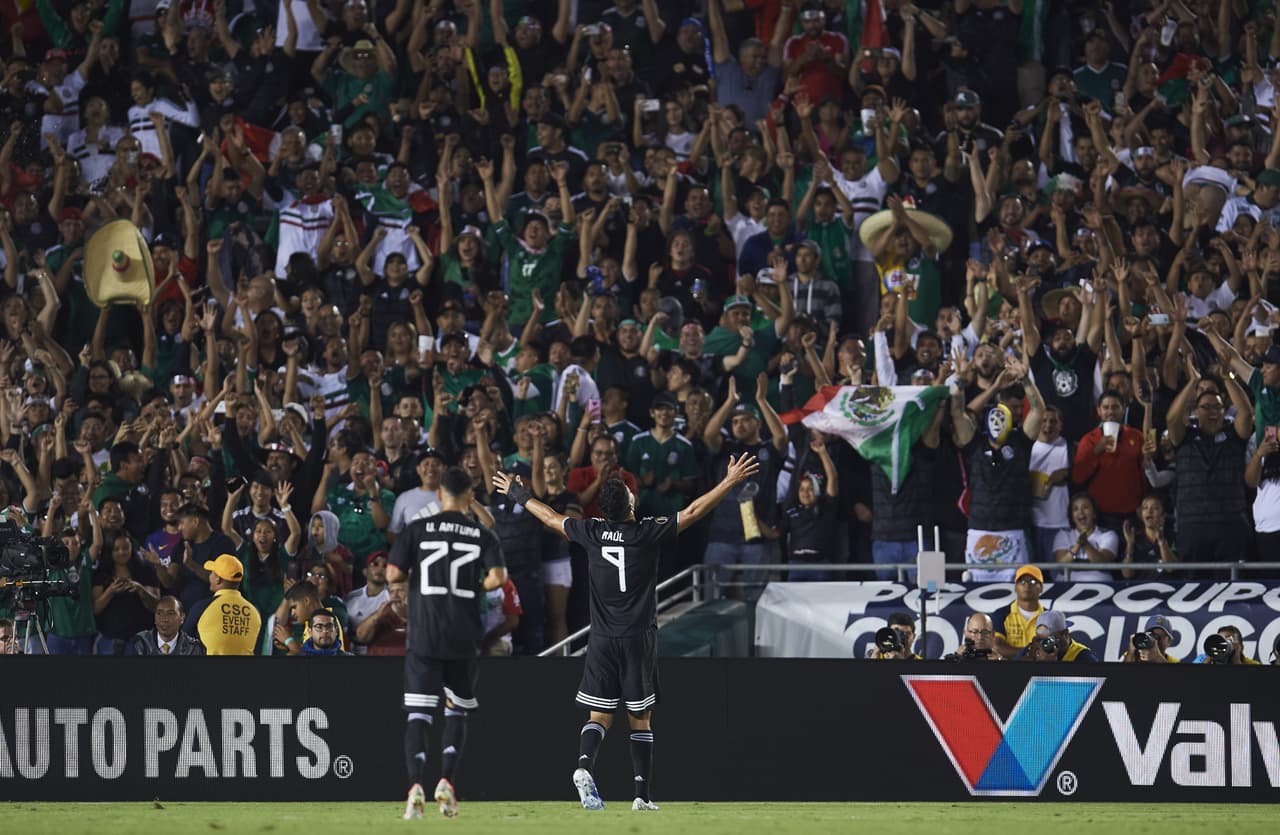 Uriel Antuna y Raúl Jiménez fueron las figuras de la noche para el Tri y así celebraron con los mexicanos en el Rose Bowl el 5-0 momentáneo.