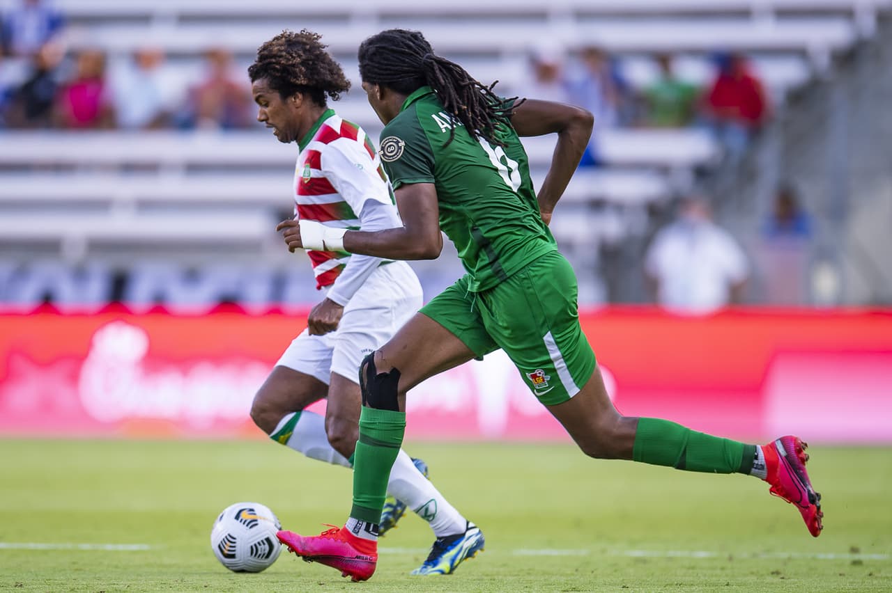 Gleofilo Vlijter y Nigel Hasselbaink se encargan de batir a Kévin Ajax para darle la victoria 2-1 sobre Guadalupe y se despiden con tres puntos en la bolsa.