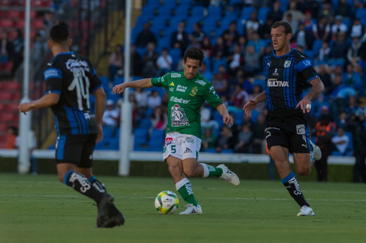 El juego se fue 3-0 al descanso y el Querétaro, camino a los vestidores, fue despedido con una sonora rechifla.