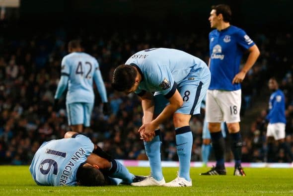 El delantero argentino del Manchester City Sergio Agüero, máximo goleador de la liga inglesa, se marchó lesionado a los cinco minutos de juego del encuentro ante el Everton. El internacional albiceleste sufrió un golpe en la rodilla izquierda y salió del terreno de juego acompañado del personal médico. Agüero tardó unos minutos en comprobar que no podía seguir jugando y no pudo contener las lágrimas al abandonar el césped del Etihad Stadium.