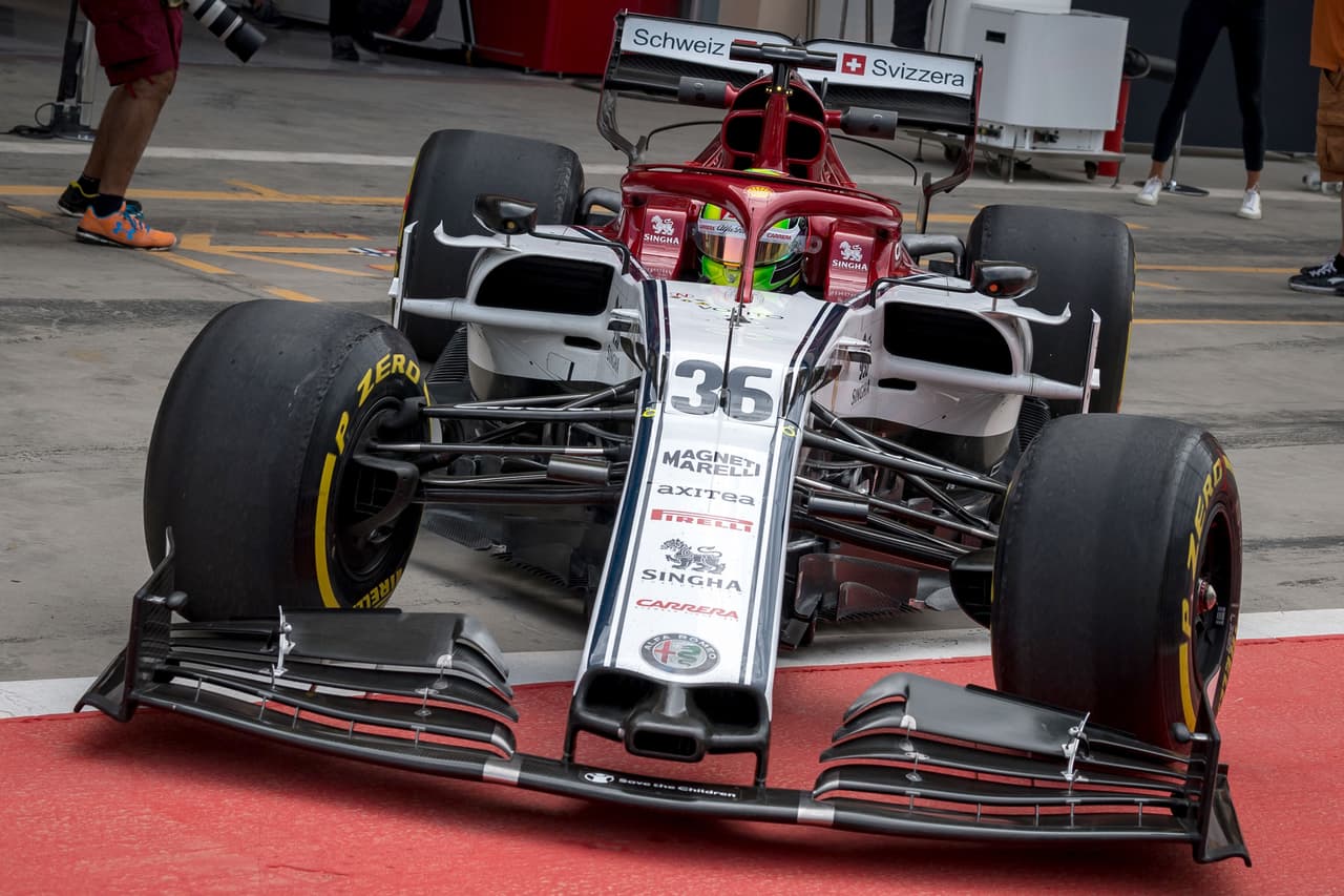 Después de si primer acercamiento con la Fórmula 1, manejando el auto Ferrari de Sebastian Vettel, este miércoles Mick Schumacher volvió a montarse a un auto de la categoría. Esta vez, en el mismo circuito de Bahréin, el hijo del histórico Michael manejó uno de los coches de Alfa Romeo llegando incluso a estar entre los tres mejores tiempos.