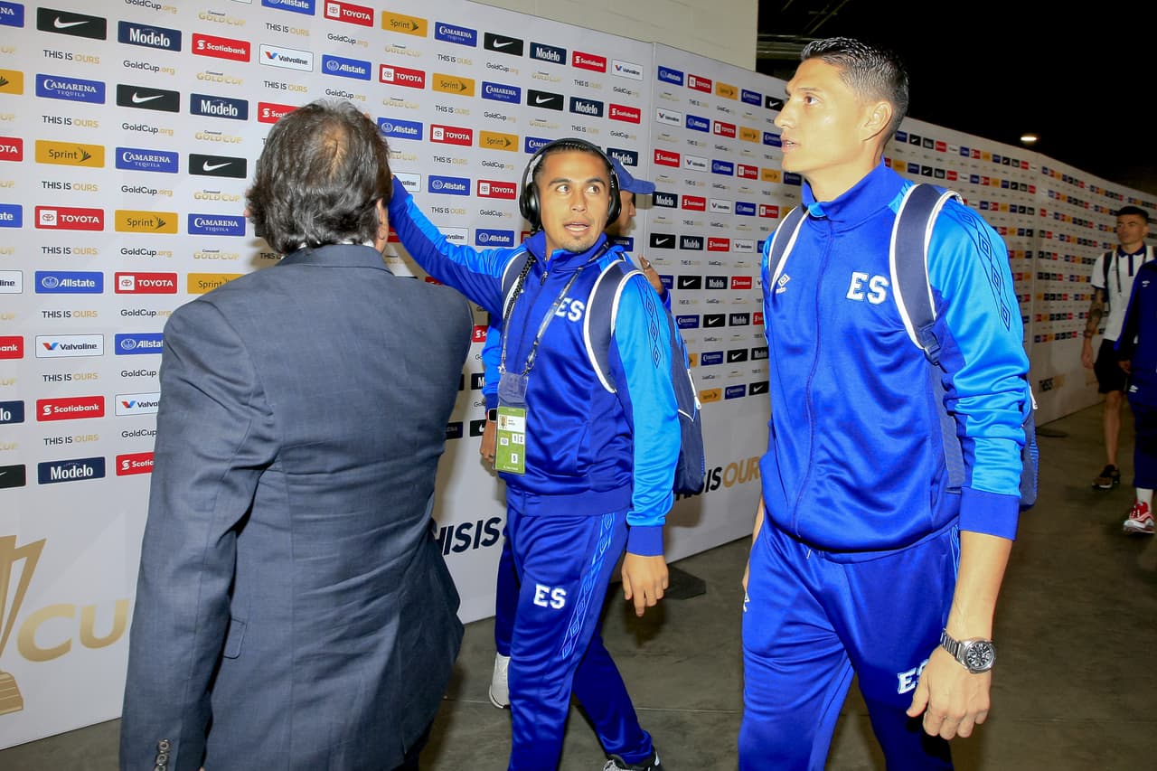 Excelente ambiente pusieron salvadoreños y hondureños en el duelo final del Grupo C de la Copa Oro en el Banc of California Stadium. El recinto en la ciudad de Los Ángeles se tiñó de blanco y azul, los colores de ambos equipos y ambas naciones. También captamos la llegada de los jugadores y entrenadores a este partido que pintaba muy atractivo.