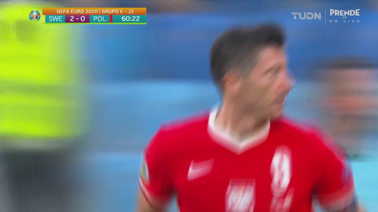 ¡Qué golazo! Lewandowski la colgó de un ángulo y dio vida a Polonia