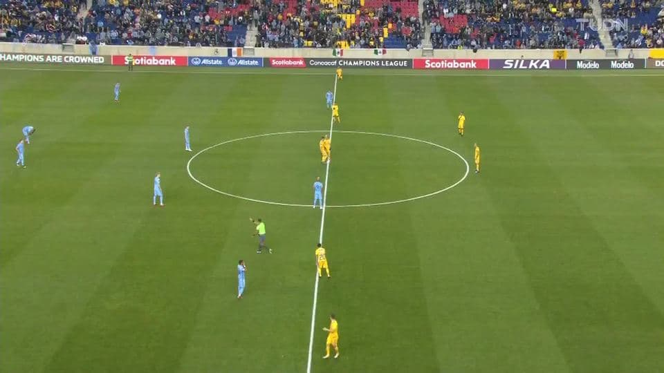 Arranca el partido y la pelota está en juego.