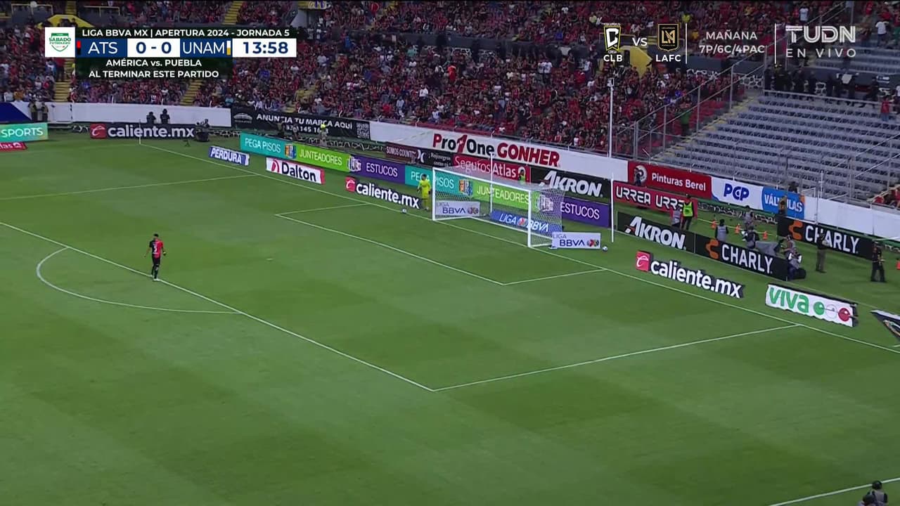 ¡CERCA! José Lozano disparó que se estrella en el poste.