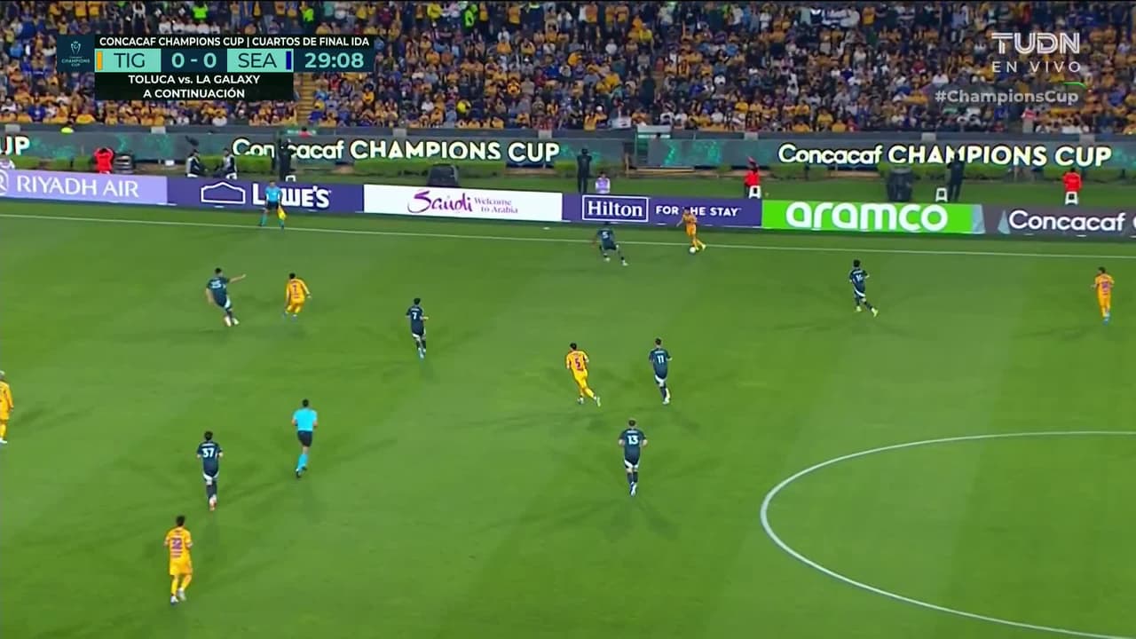 ¡TIRO ATAJADO! disparo por Paul Arriola.