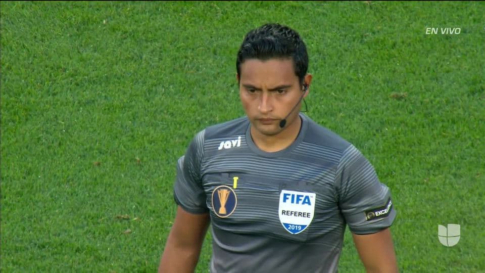 Arranca el partido y la pelota está en juego.