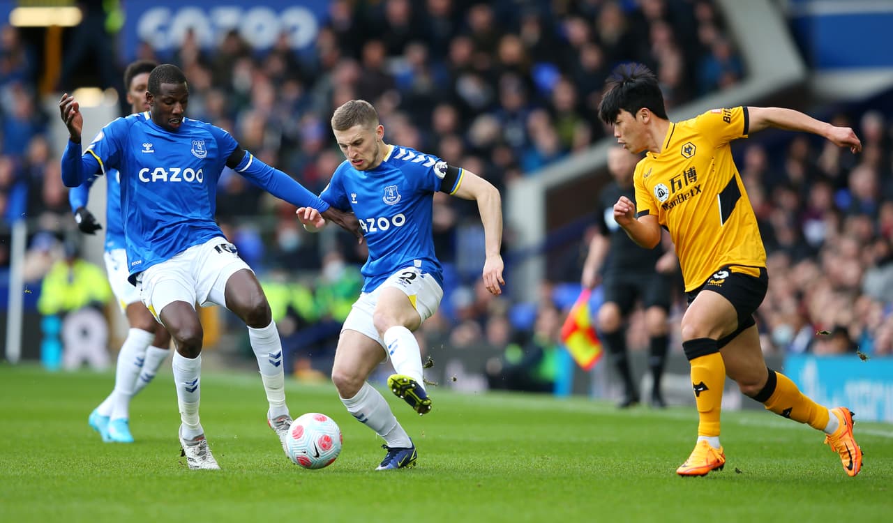 Wolves se acerca a zona de competiciones de Europa con triunfo sobre Everton de visitante; Raúl Jiménez fue titular y provocó una expulsión.