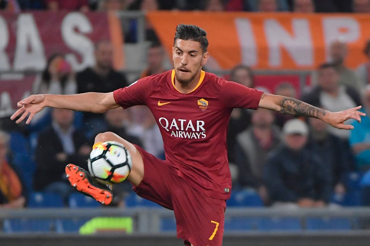 Roma's Italian midfielder Lorenzo Pellegrini controls the ball during the Italian Serie A football match AS Roma vs Juventus at the Olympic stadium on May 13, 2018 in Rome. (Photo by Tiziana FABI / AFP) (Photo credit should read TIZIANA FABI/AFP/Getty Images)