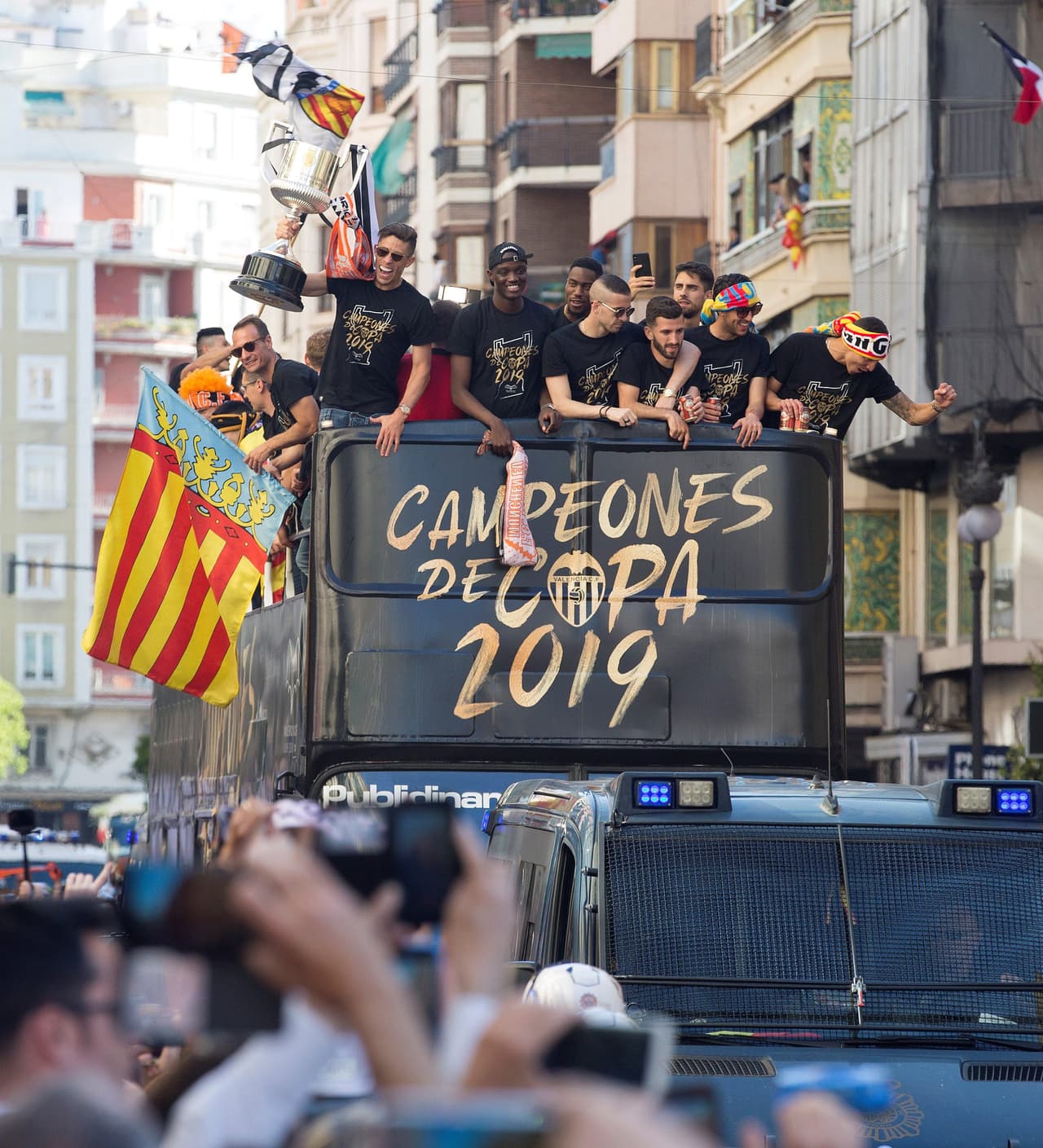 En las calles de Valencia y en el Estadio Mestalla se vivió la celebración del título de la Copa del Rey obtenido por el Valencia CF, primero en 11 años y octavo en la historia.