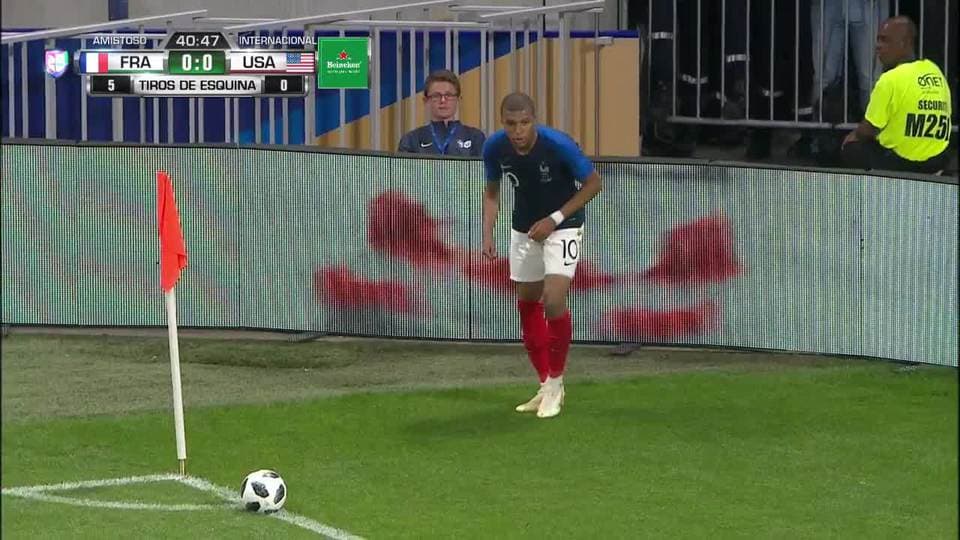 Tiro desviado de Antoine Griezmann