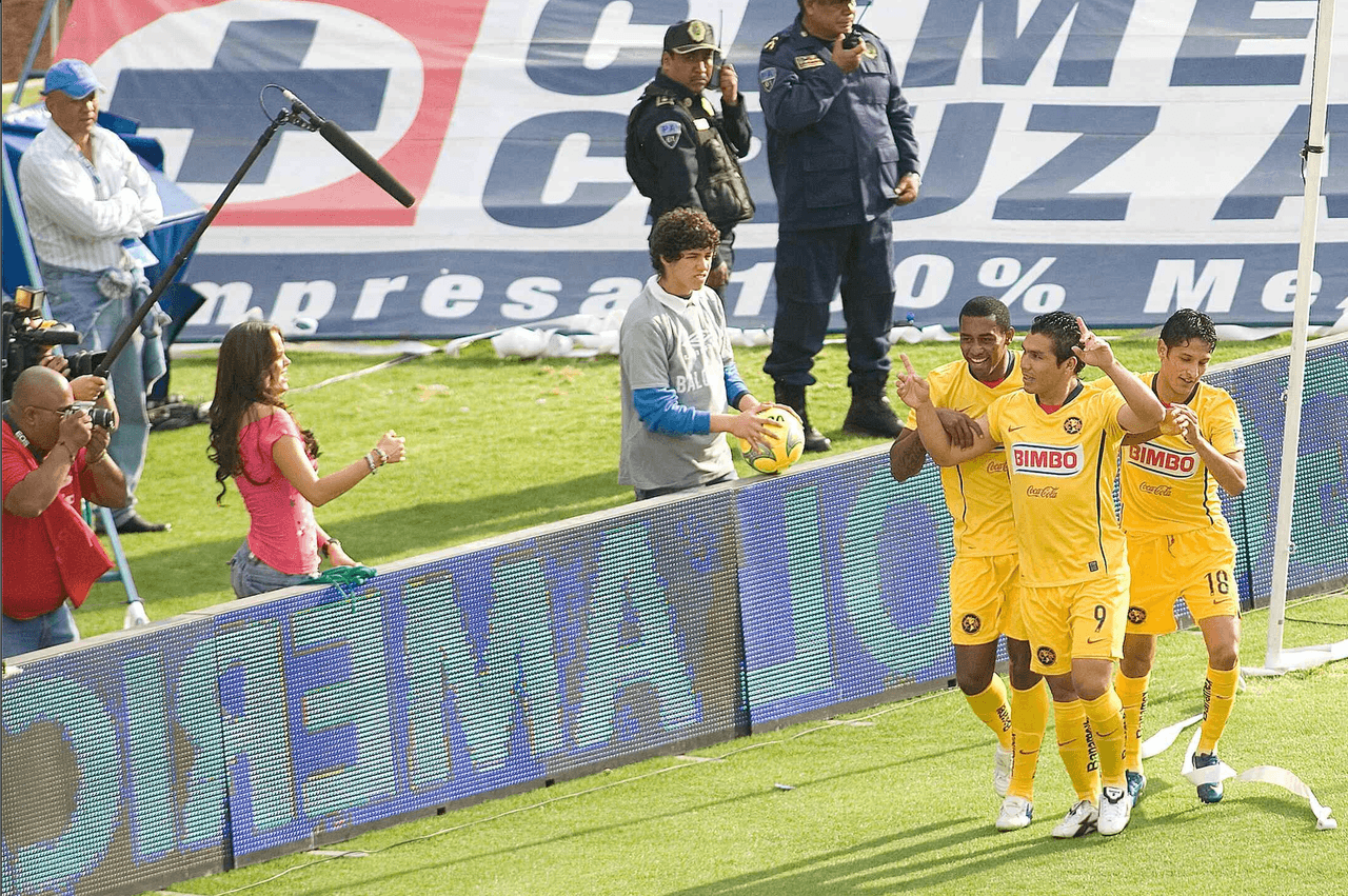 Incluso estableció una marca personal debido a que en tres torneos seguidos marcó doblete ante los cementeros (Apertura 2008, Clausura y Apertura 2009).