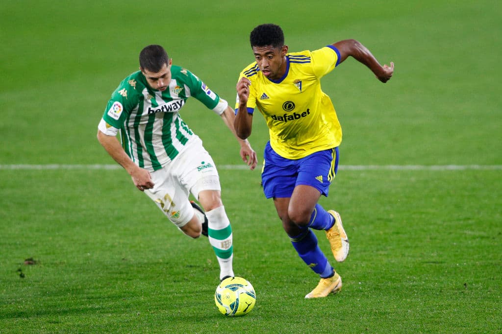 Betis derrota al Cádiz y se mete entre los 10 primeros de La Liga | Guido Rodríguez hizo el solitario gol del triunfo; ‘Choco’ Lozano y Diego Lainez ingresaron en la segunda mitad.