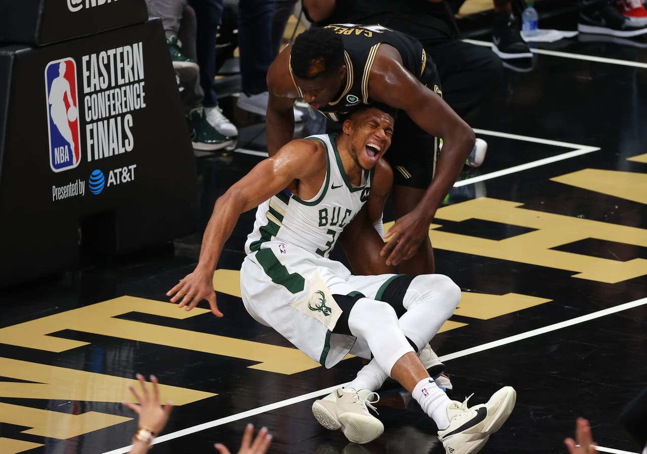 Giannis Antetokounmpo se perderá el Juego 5 y es duda para el Juego 6 entre Bucks y Hawks.