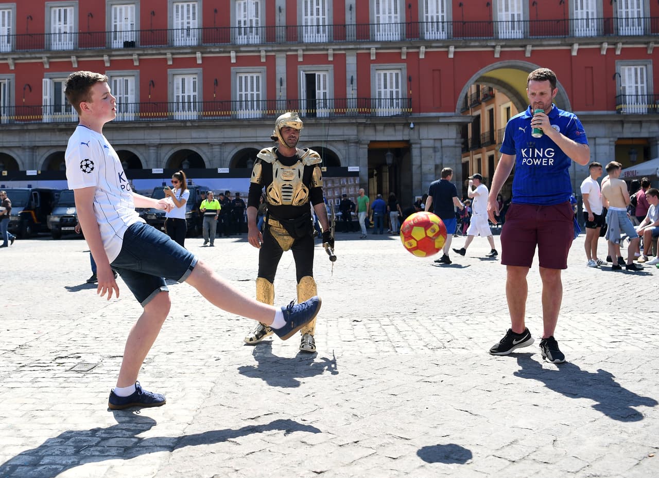 El previo se vivió con un balón, haciendo algunos juegos para liberar la tensión del trascendental partido.