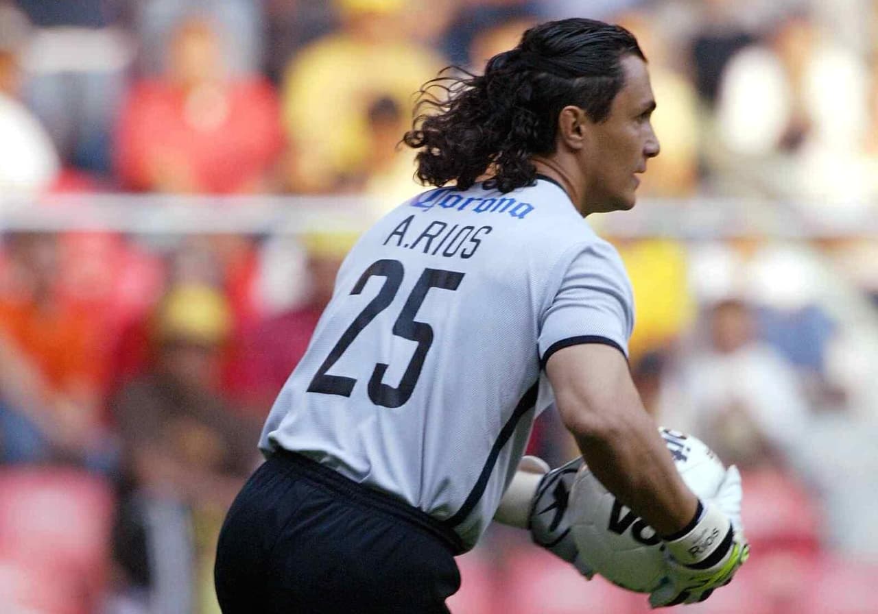 Ríos llegó al América en 1999 y con las Águilas fue campeón del Verano 2002. Ese fue su último club hasta su retiro en 2004.