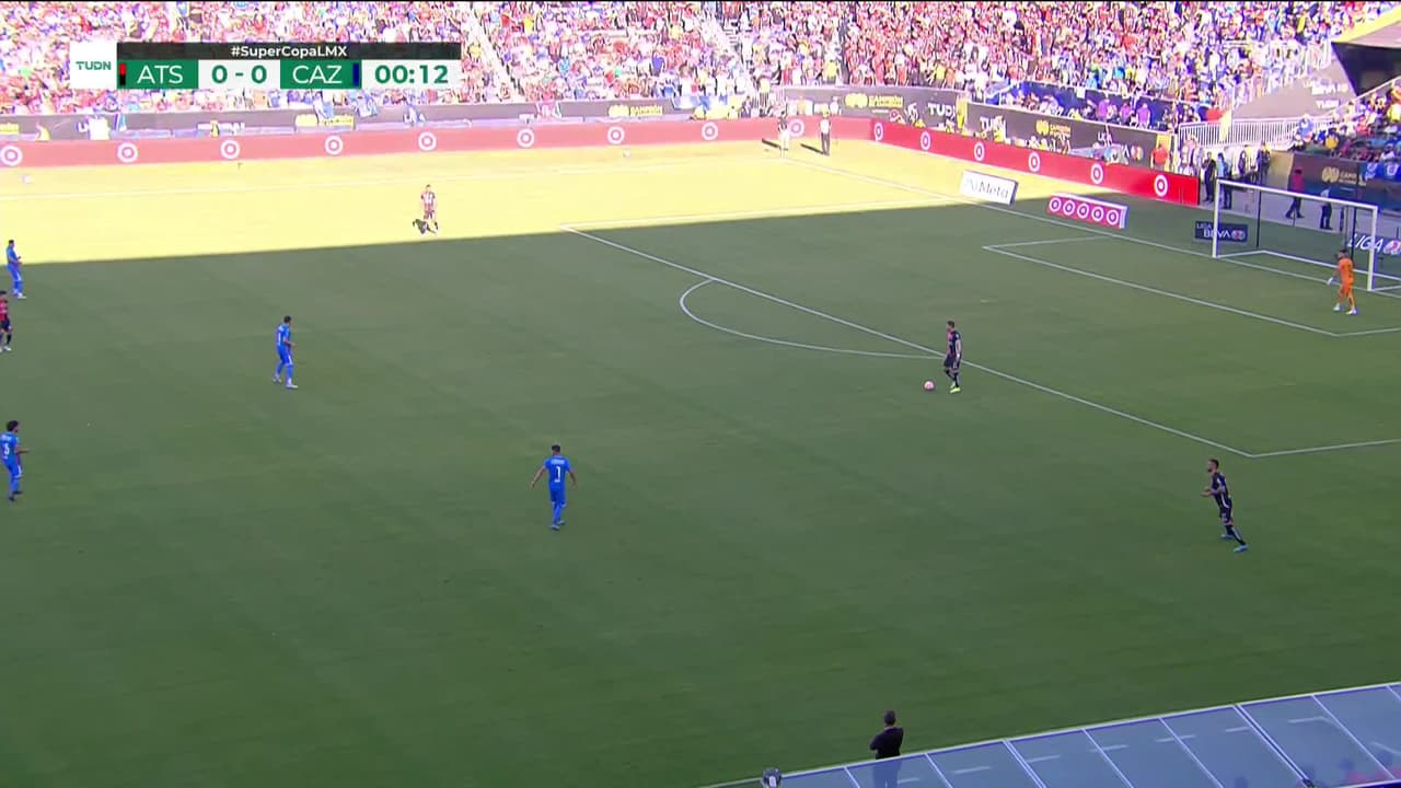 Arranca el partido y la pelota está en juego.
