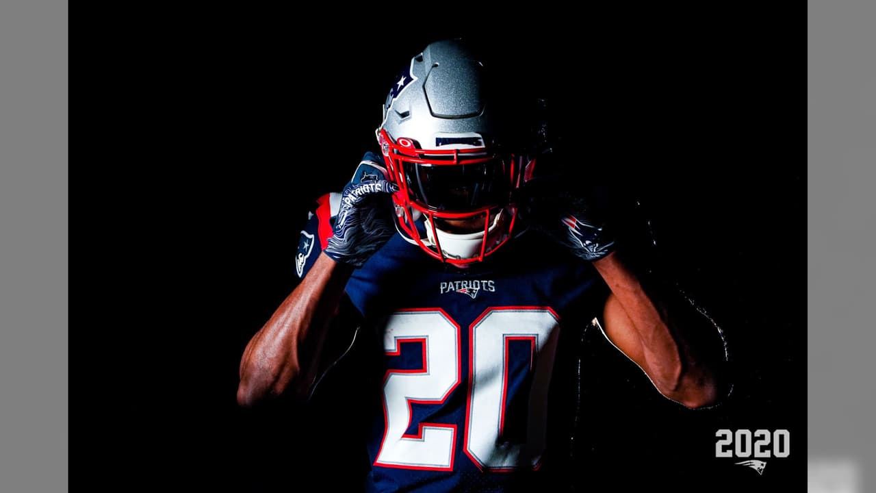Los Patriots ya sin la presencia de Brady y en modo de reestructuración presentaron su nueva indumentaria para la temporada 2020 en la NFL. El color azul es muy similar al modelo color rush y el blanco es una adaptación combinando con las licras azules.