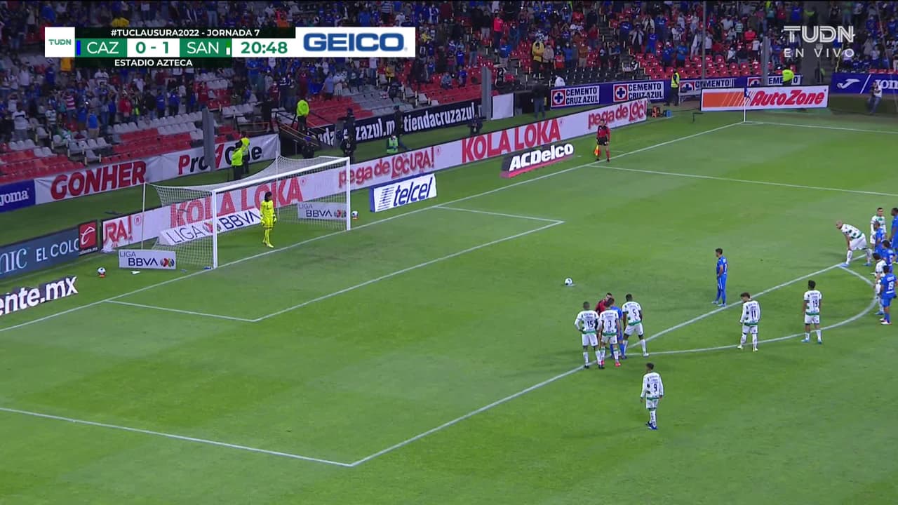 ¡TIRO ATAJADO! disparo por Bryan Angulo.