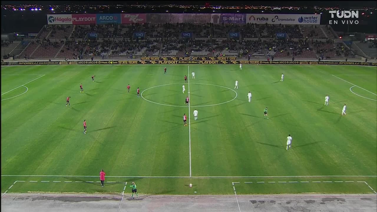 Arranca el partido y la pelota está en juego.