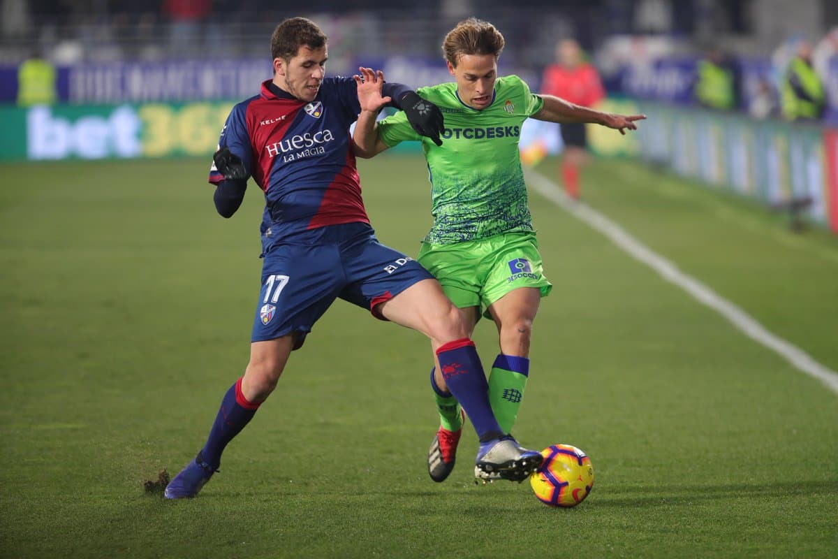 Mientras el Huesca celebra su primer triunfo como local en La Liga (11 puntos), el Real Betis se queda sexto (26 puntos) y cede terreno en su lucha de ir a torneos europeos.