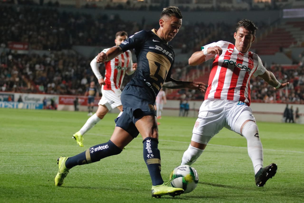 El chileno Martín Rodríguez (centro) buscó generar juego en ataque para Pumas durante el primer tiempo.