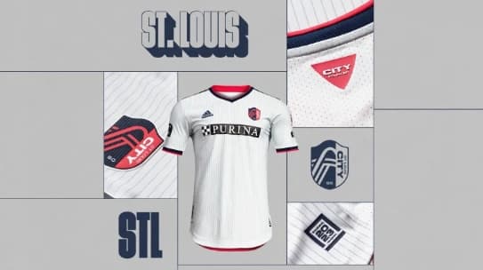 El espíritu de St. Louis, hecho playera en su camisa alternativa
