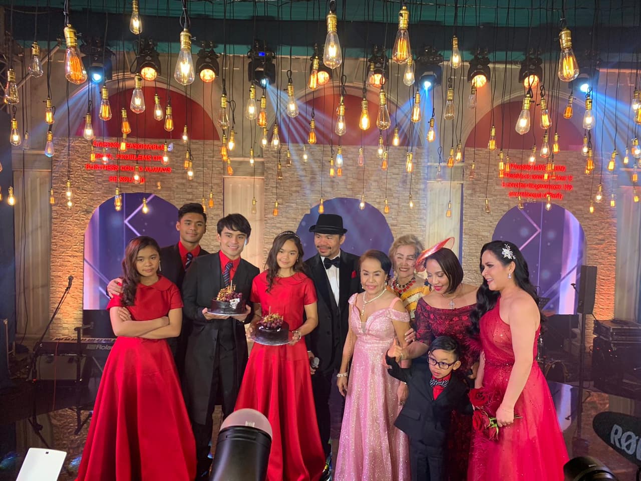 El boxeador filipino, Manny Pacquiao, festejó a lo grande su cumpleaños 41 en compañía de familiares y amigos.