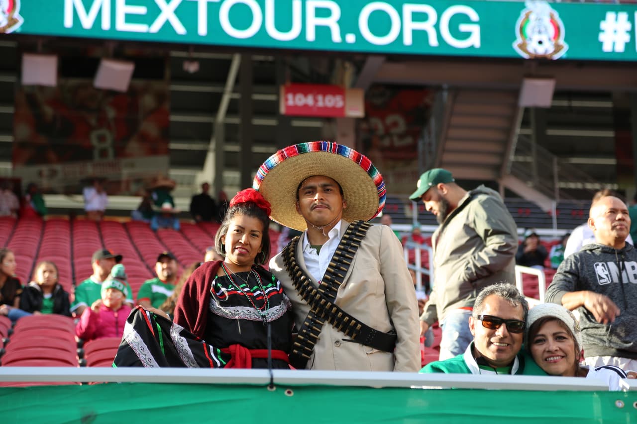 Seguimiento gráfico de los trabajos en cancha de los jugadores, las características del escenario y hasta la alegría de los asistentes en el Levi's Stadium en el partido de México contra Islandia.