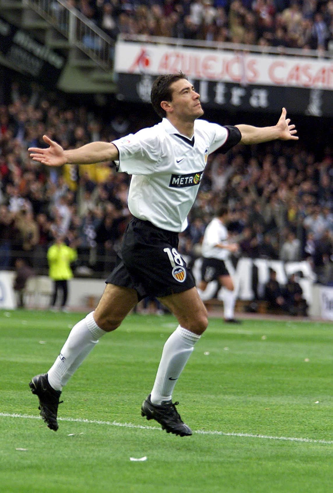 Subcampeón de Champions en dos oportunidades consecutivas estuvo en el club hasta 2003 y fue campeón de la Liga de España en 2002, todo un hito para el club 'che', en donde fue un gran líder.