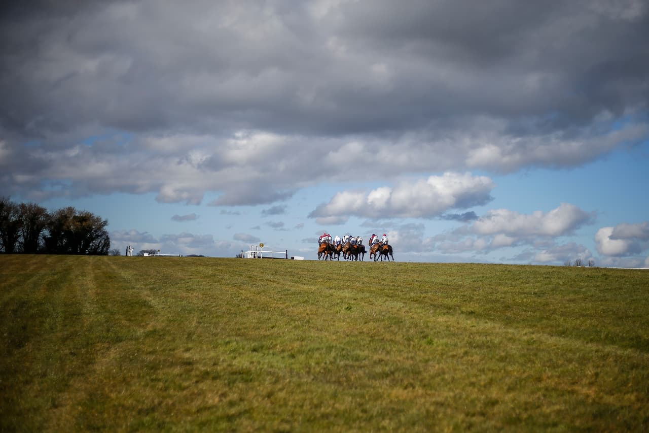 En el rigor de las competencias muchas veces aparecen postales deportivas, que como en este caso en una competencia de equitación en Wincanton (Inglaterra) ofrecen paisajes e imágenes espectaculares.