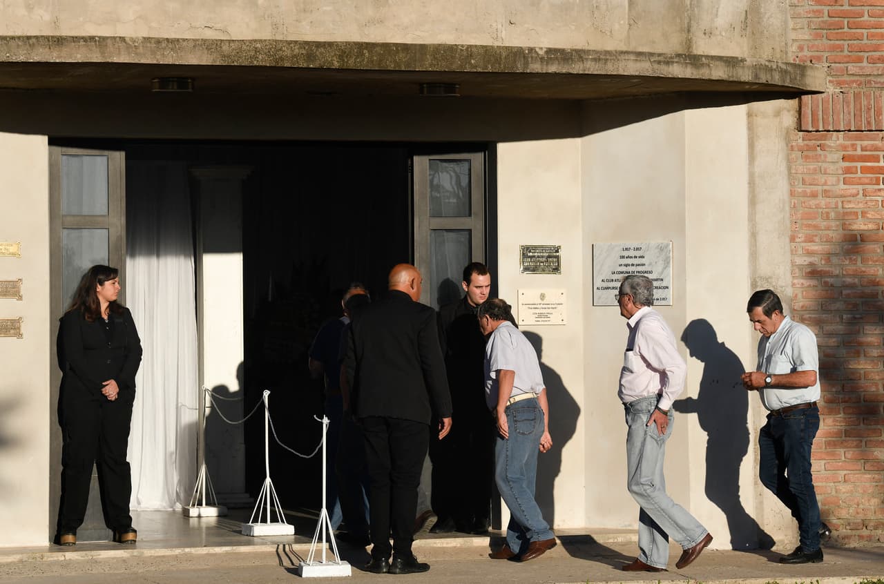 Familiares y amigos cercanos de Emiliano Sala se reunieron en San Martin de Progreso (Argentina) para darle la despedida al argentino, fallecido en un accidente aéreo.