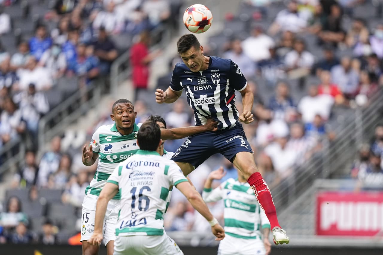 El primer tiempo en el Gigante de Acero entre Rayados y Santos Laguna tuvo de todo: errores, imprecisiones, fallos increíbles y espectáculo por parte de Carlos Acevedo.