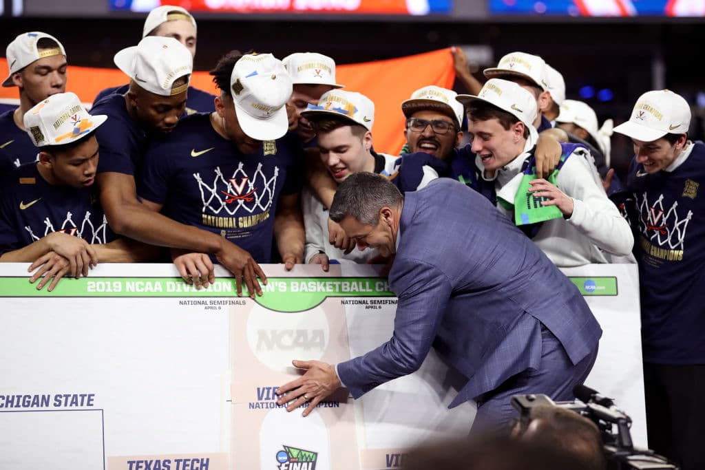 Los Virginia Cavaliers conquistaron el primer Campeonato Nacional luego de derrotar por 85-77 a los Texas Tech Red Raiders en la Final del NCAA Tournament y así festejaron los aficionados, jugadores y entrenadores, en cabezados por el head coach Tony Bennett.