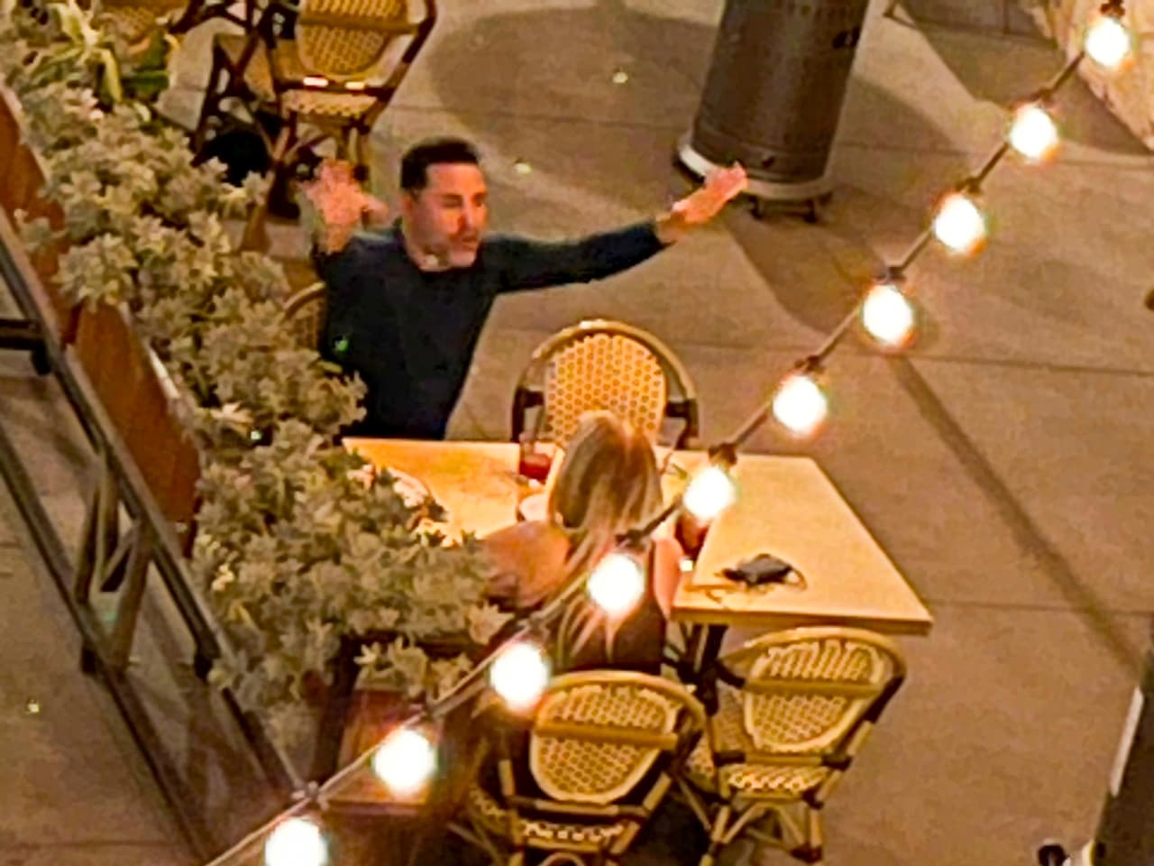 Los padres de Atiana De La Hoya sorprendieron a los paparazzis con su reunión, en la que se mostraron muy animados.