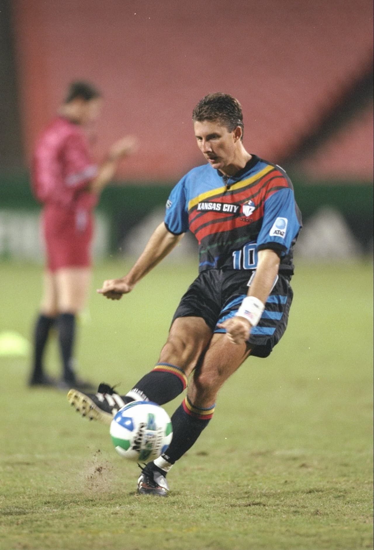 Tómala o déjala. La inolvidable primera camiseta de Kansas City Wiz (hoy Sporting Kansas City) tiene un lugar en la historia.