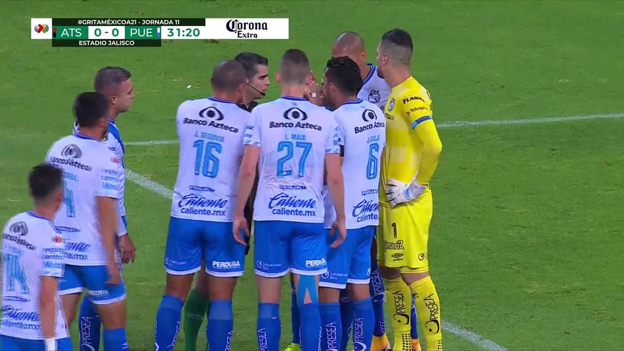 ¡Expulsión! El árbitro saca la roja directa a George Corral.