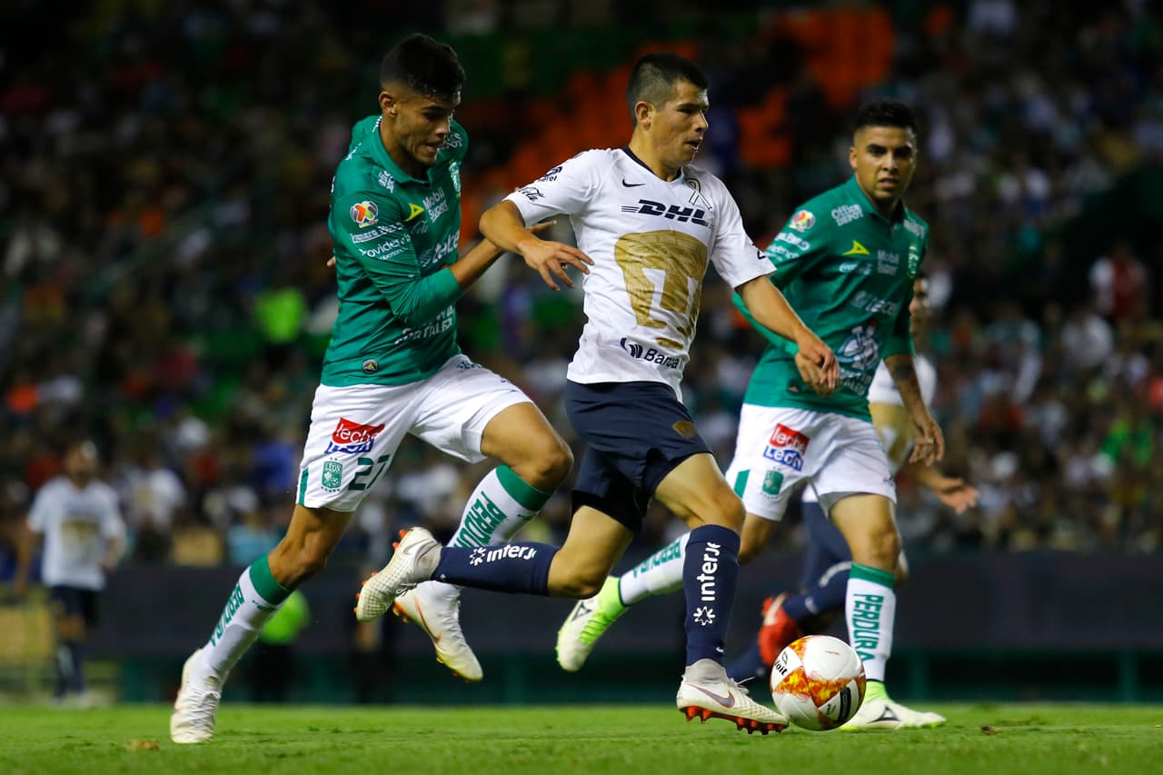Para la segunda mitad Pumas se comportó cauto por la ventaja mínima que tenía, apostando a replegar sus líneas y a contragolpear al León. Casi le funciona.