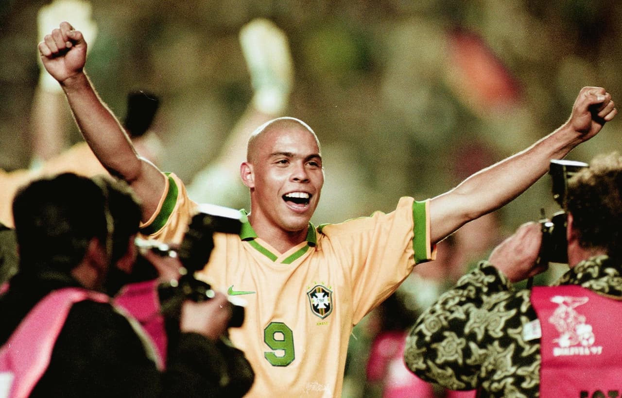 Las actuaciones de Ronaldo lo llevaron a que el mundo se rindiera a sus pies y fuera considerado Mejor Jugador de la FIFA y Balón de Oro en 1997. Desde esa época ya lo apodaban 'El Fenómeno'.