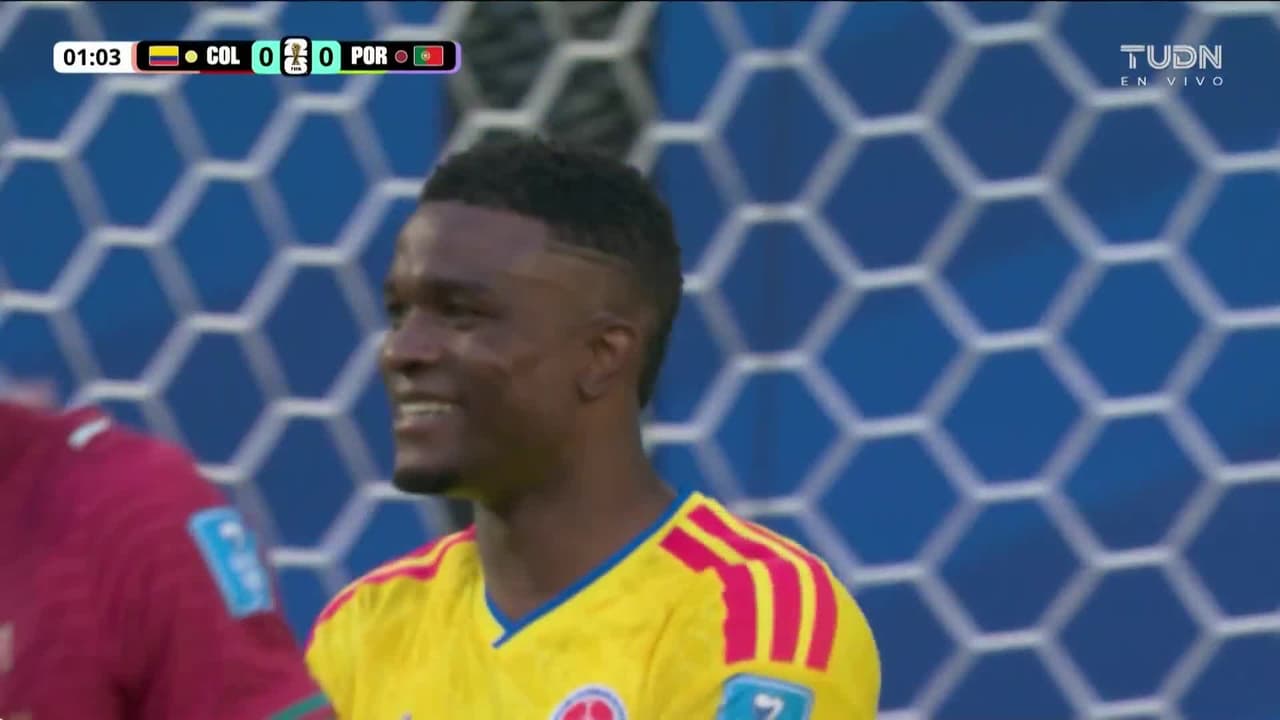 ¡Increíble fallo de Colombia! Córdoba perdona el primero al minuto 1
