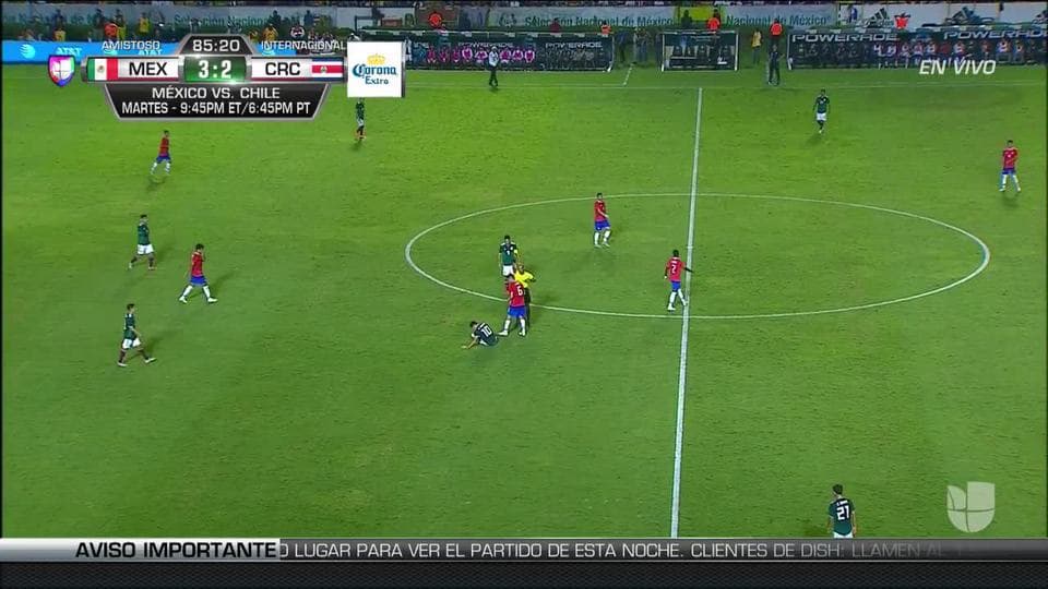 Tarjeta amarilla. El árbitro amonesta a Óscar Duarte de Costa Rica