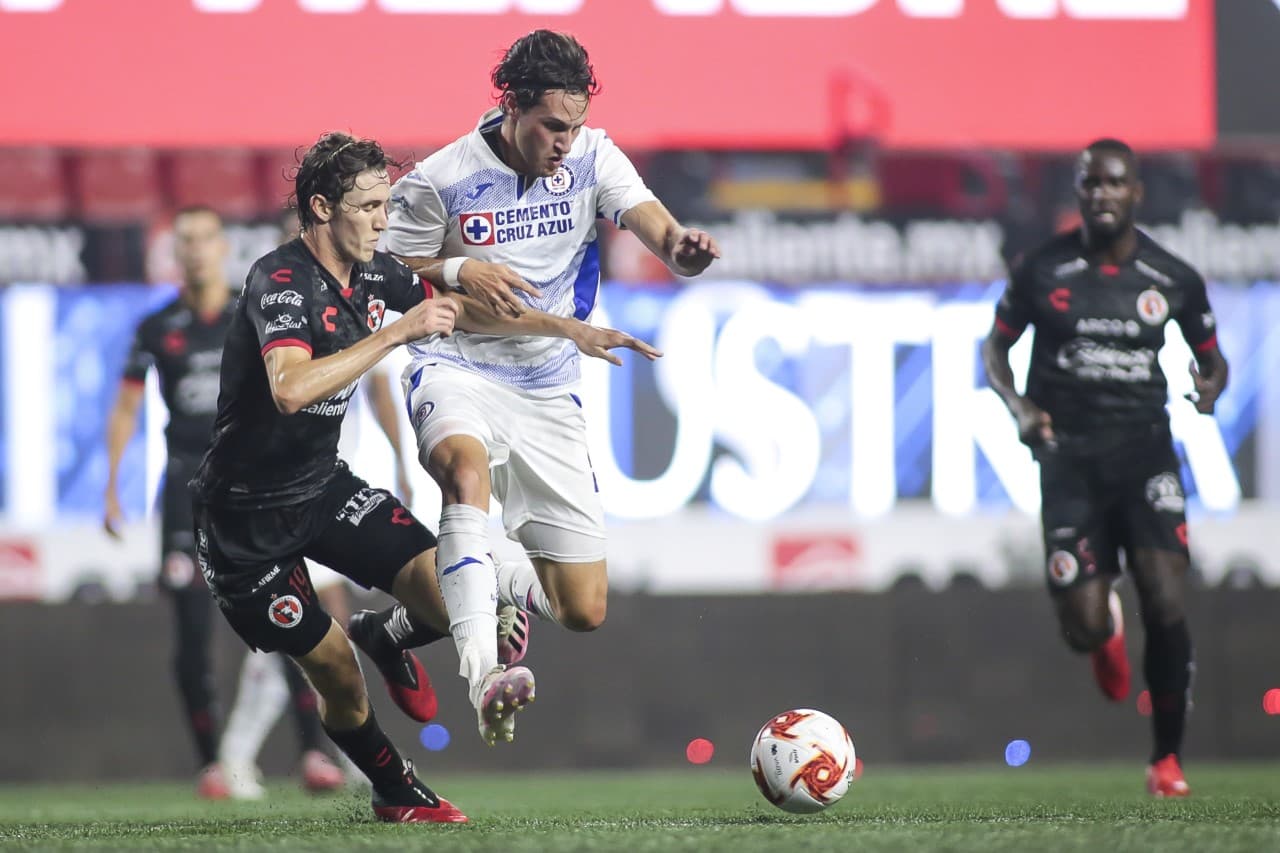 Con goles de Santi Giménez y Jonathan Rodríguez, la Máquina del Cruz Azul vence a los Xolos de Tijuana y regresan a casa con los tres punto y el liderato del torneo.