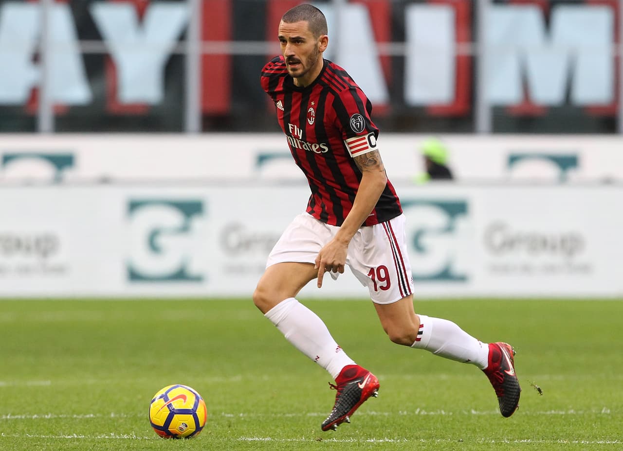 MILAN, ITALY - NOVEMBER 26: Leonardo Bonucci of AC Milan in action during the Serie A match between AC Milan and Torino FC at Stadio Giuseppe Meazza on November 26, 2017 in Milan, Italy. (Photo by Marco Luzzani/Getty Images)
