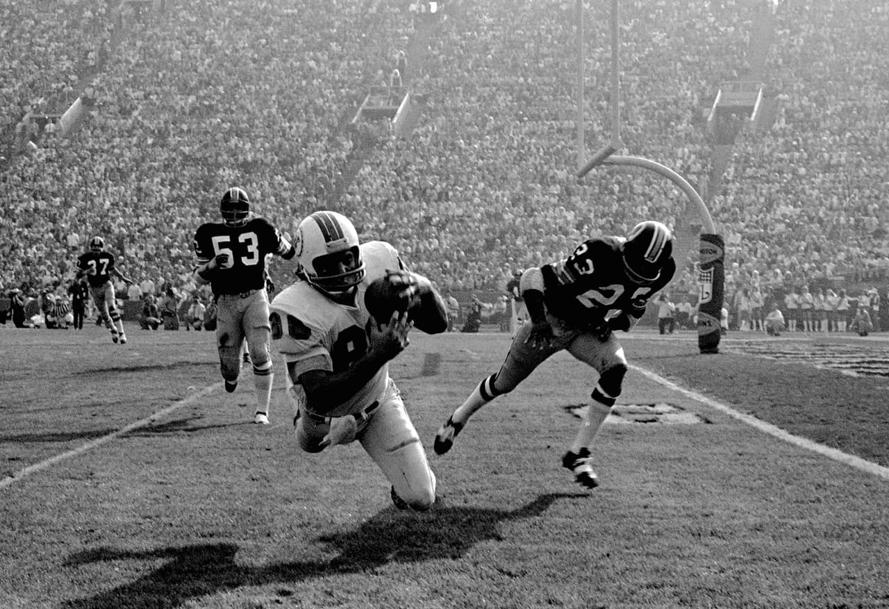 Super Bowl VII (Miami Dolphins 14-7 Washington Redskins) | El Super Bowl volvió al Memorial Coliseum ante 90,182 fans. MVP: Jake Scott (S Miami). Costo de comercial de 30 segundos: 88 mil dólares.