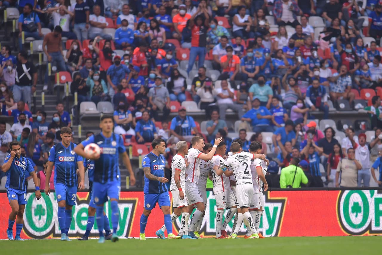 Cruz Azul sufrió pero logró derrotar al campeón que vio como le anulaban dos goles y terminó encima de los Cementeros.
