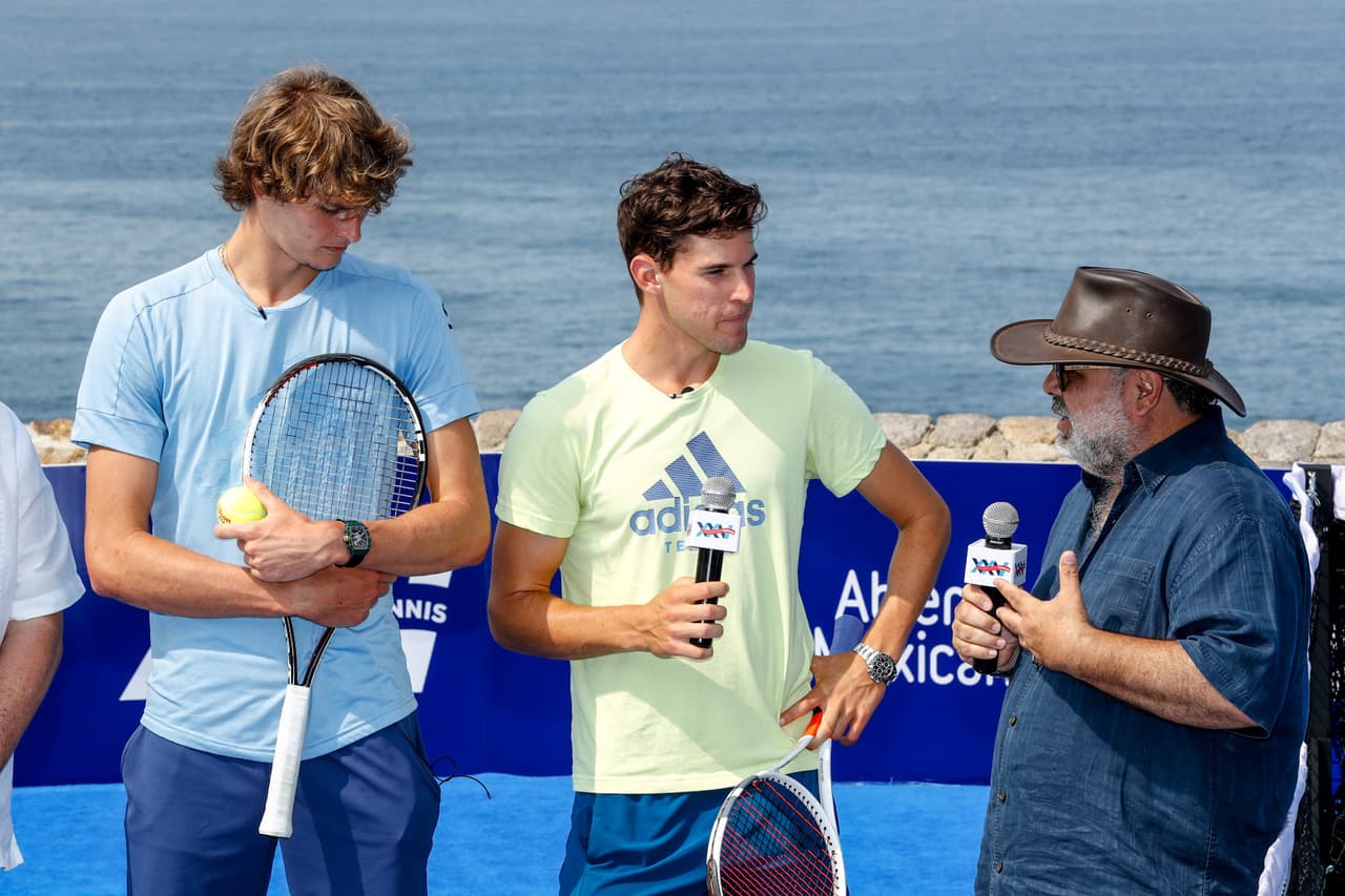 El alemán Alexander Zverev y el austriaco Dominic Thiem llegaron en helicóptero a un acantilado de Acapulco, cercano a la popular zona de La Quebrada, donde jugaron un partidito de exhibición y fueron recibidos con mariachis por el director del torneo, Raúl Zurutuza, horas antes del inicio de actividades del cuadro principal.