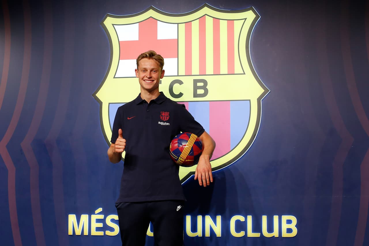 Frenkie de Jong acaba de firmar con el FC Barcelona donde jugará al lado de su ídolo Lionel Messi.