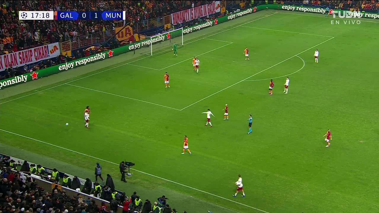 ¡GOL!  anota para Manchester United. Bruno Fernandes