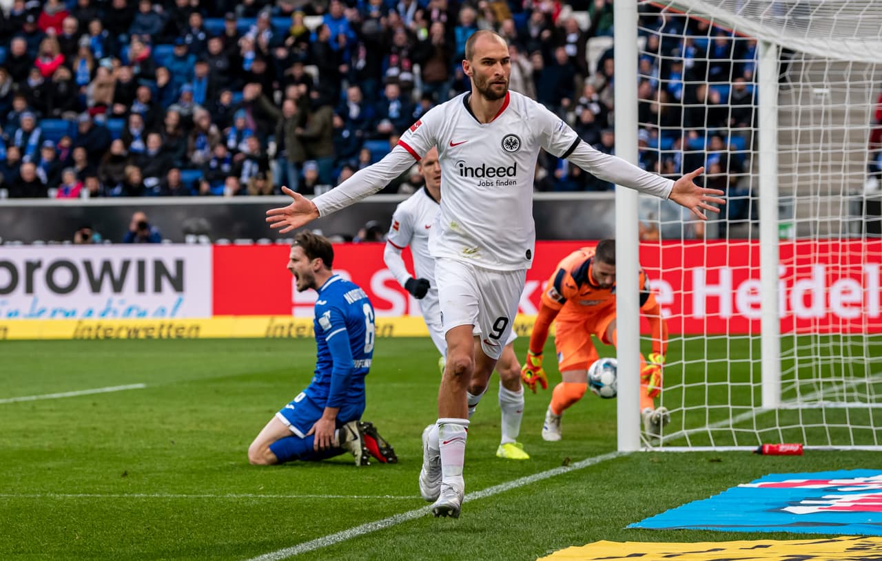 Dost (18’) abrió el marcador para Frankfurt, Stafylidis (48’) emparejó el encuentro y Chandler (62’) anotó el gol de la victoria.